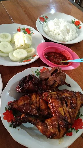 Ayam Bakar Bu Wati, salah satu tempat yang dibahas dalam artikel