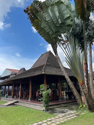 Warung Joglo Bu Rini, salah satu tempat yang dibahas dalam artikel