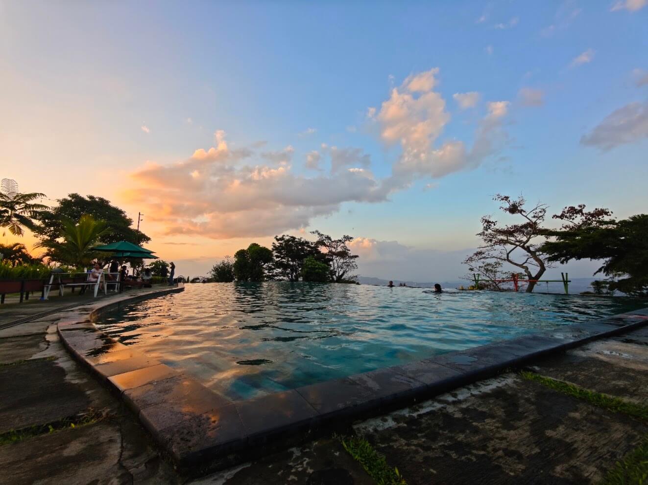 Berenang di Infinity Pool D' Emmerick Hotel di Salatiga dan sekitarnya